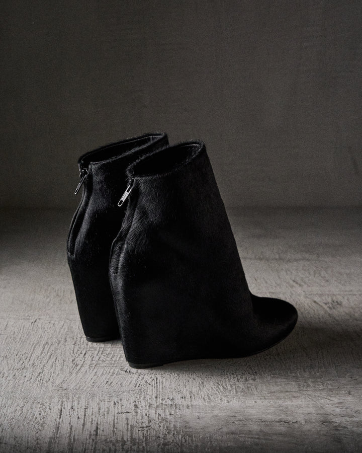 INES pony BLACK