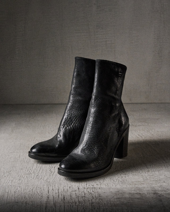 DARLA reversed BLACK