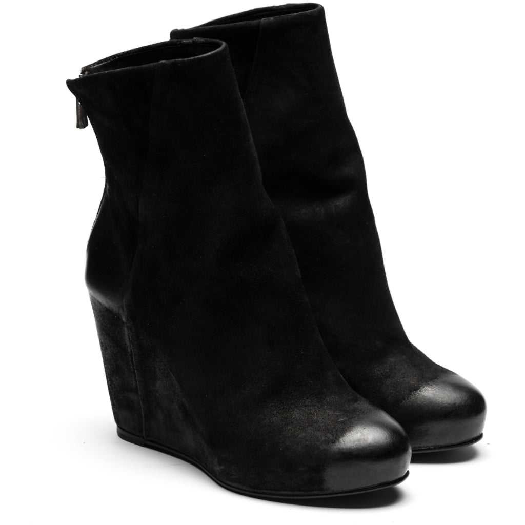 the last conspiracy CARA waxed suede Uncontructed 001 Black